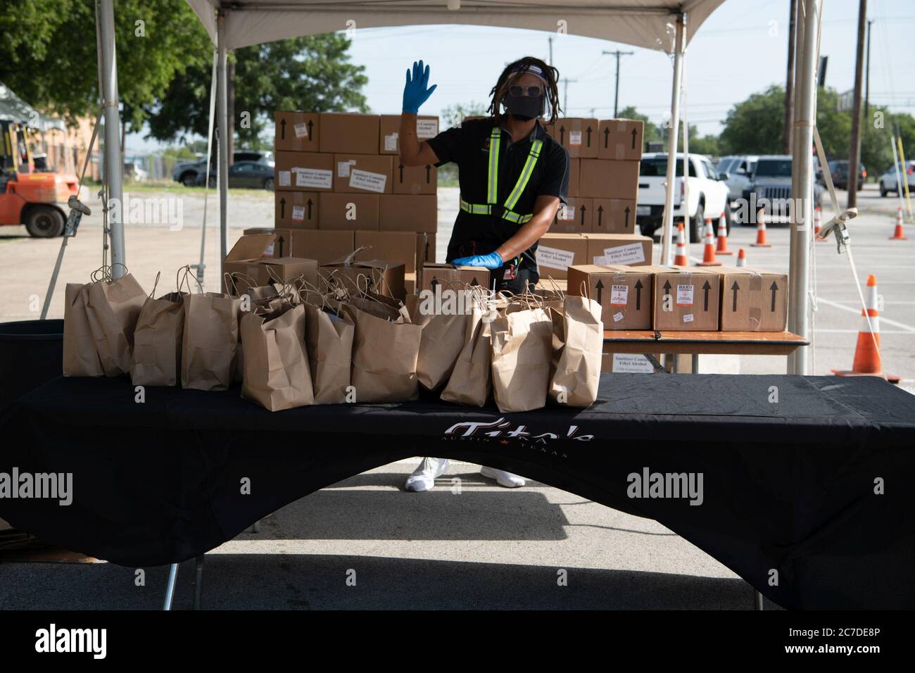 Dallas, Texas, USA. Juli 2020. Fast 45,000 Flaschen Handdesinfektionsmittel wurden in Dallas von Tito's Handmade Vodka gespendet, einem in Texas ansässigen Spirituosenunternehmen, das im März mit der Herstellung von Handdesinfektionsmitteln begann, um die Versorgung mit Desinfektionsmitteln während der Coronavirus-Pandemie zu erhöhen.Tito's hatte zuvor Handdesinfektionsmittel an Menschen in Pflegeheimen gespendet. Lebensmittelbanken und Krankenhäuser in mindestens 30 Bundesstaaten.Tito's hatte sich ursprünglich verpflichtet, 24 Tonnen Handdesinfektionsmittel zu machen, als Texans im März zum ersten Mal einen Mangel sahen. Diese Zahl hat sich auf mehr als 325 Tonnen Handdesinfektionsmittel erhöht. (Bild: © A Stockfoto