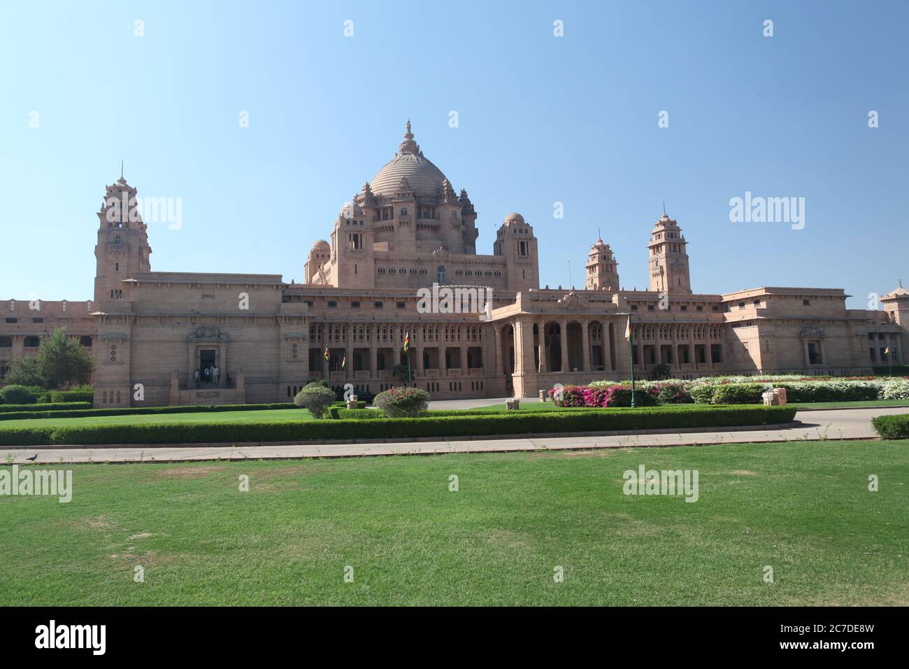 Horizontale Aufnahme von Umaid Bhawan Palace in Jodhpur, Indien unter dem blauen Himmel Stockfoto