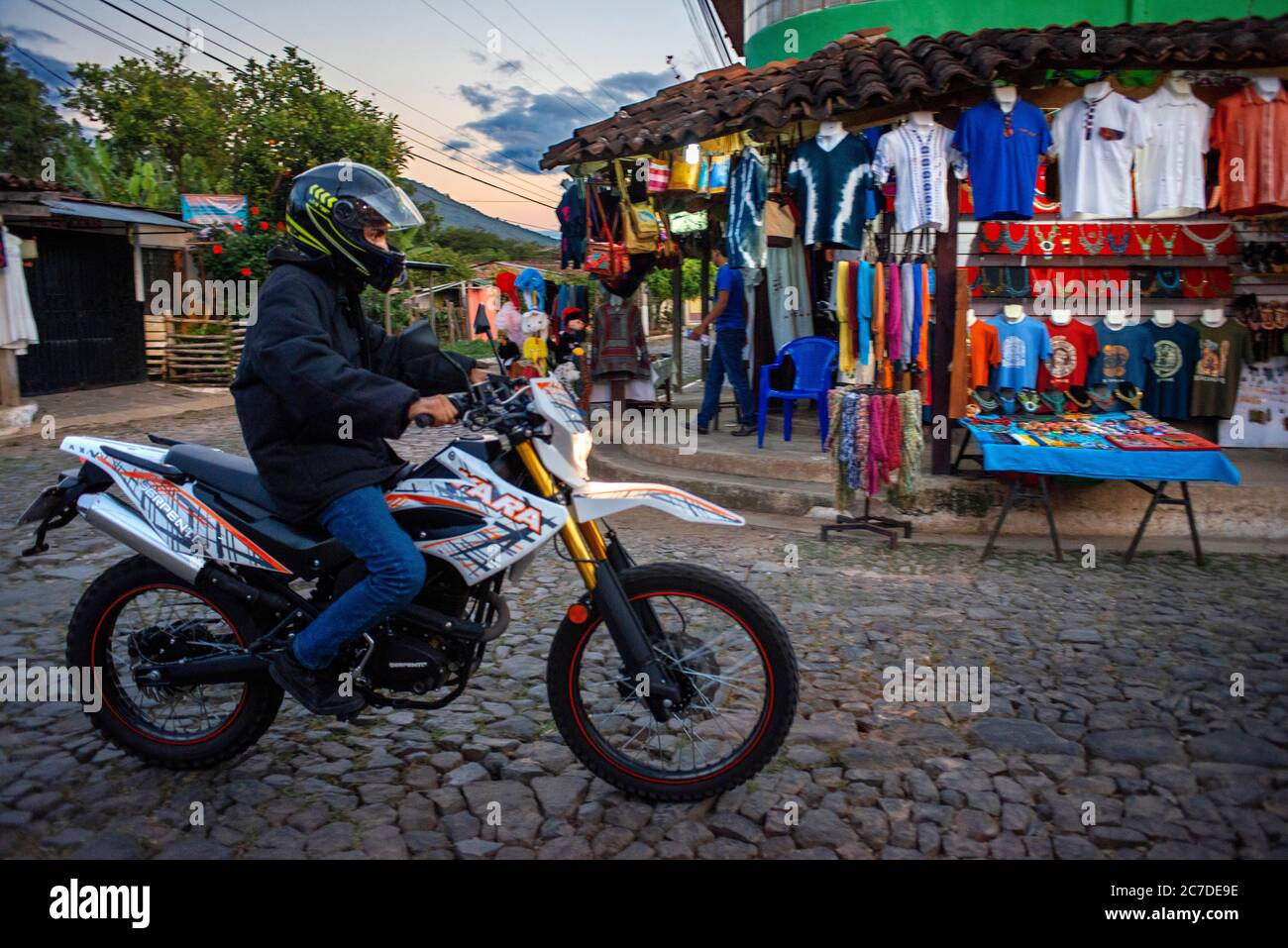 Motorrad und Kleidung und Handwerk in Concepcion de Ataco Ahuachapán Department El Salvador Zentralamerika. Ruta De Las Flores, Abteilung Von Ahu Stockfoto