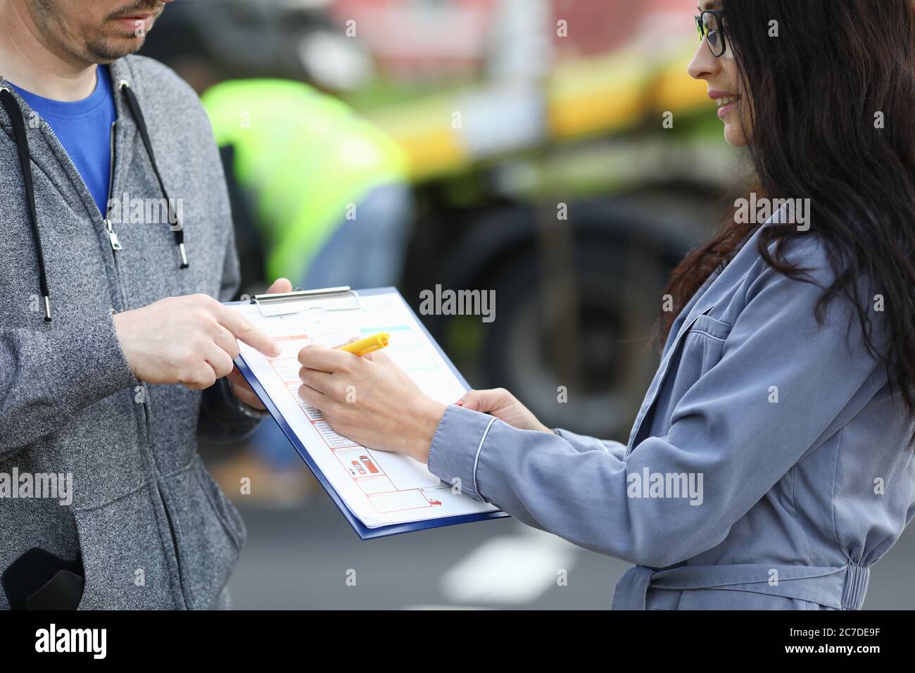 Versicherungsvertreter erstellt Dokumente nach Unfall. Stockfoto
