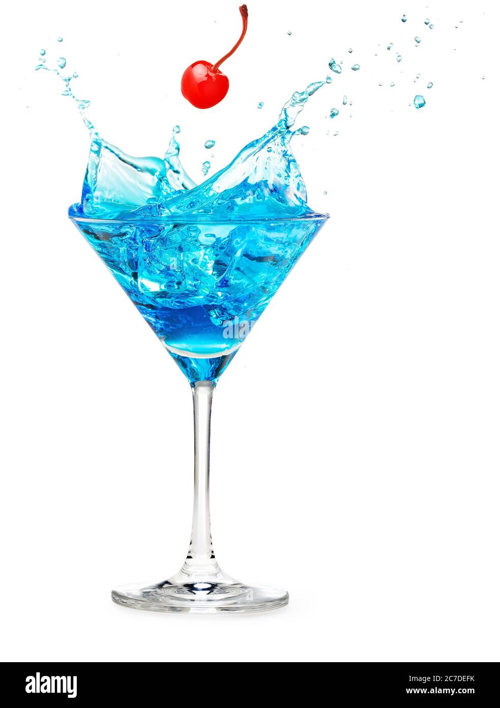 Kirsche fällt in einen blauen Cocktail spritzt isoliert auf weiß Stockfoto