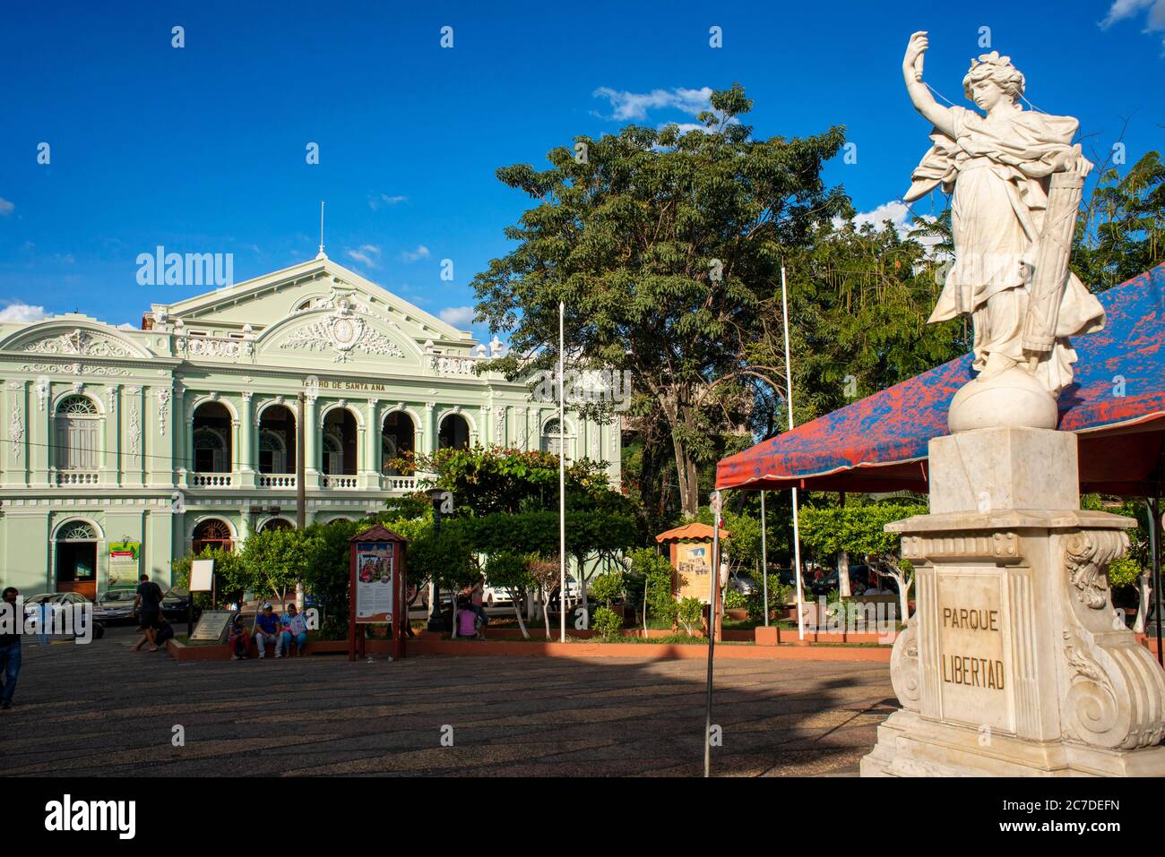 Freiheitsdenkmal im Libertad Park und Santa Ana National Theater, erbaut in den frühen 1900er Jahren, Department of Santa Ana El Salvador Mittelamerika. Stockfoto