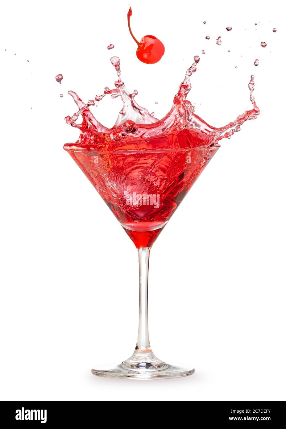 Kirschrot fällt in einen spritzenden roten Cocktail isoliert auf weiß Stockfoto
