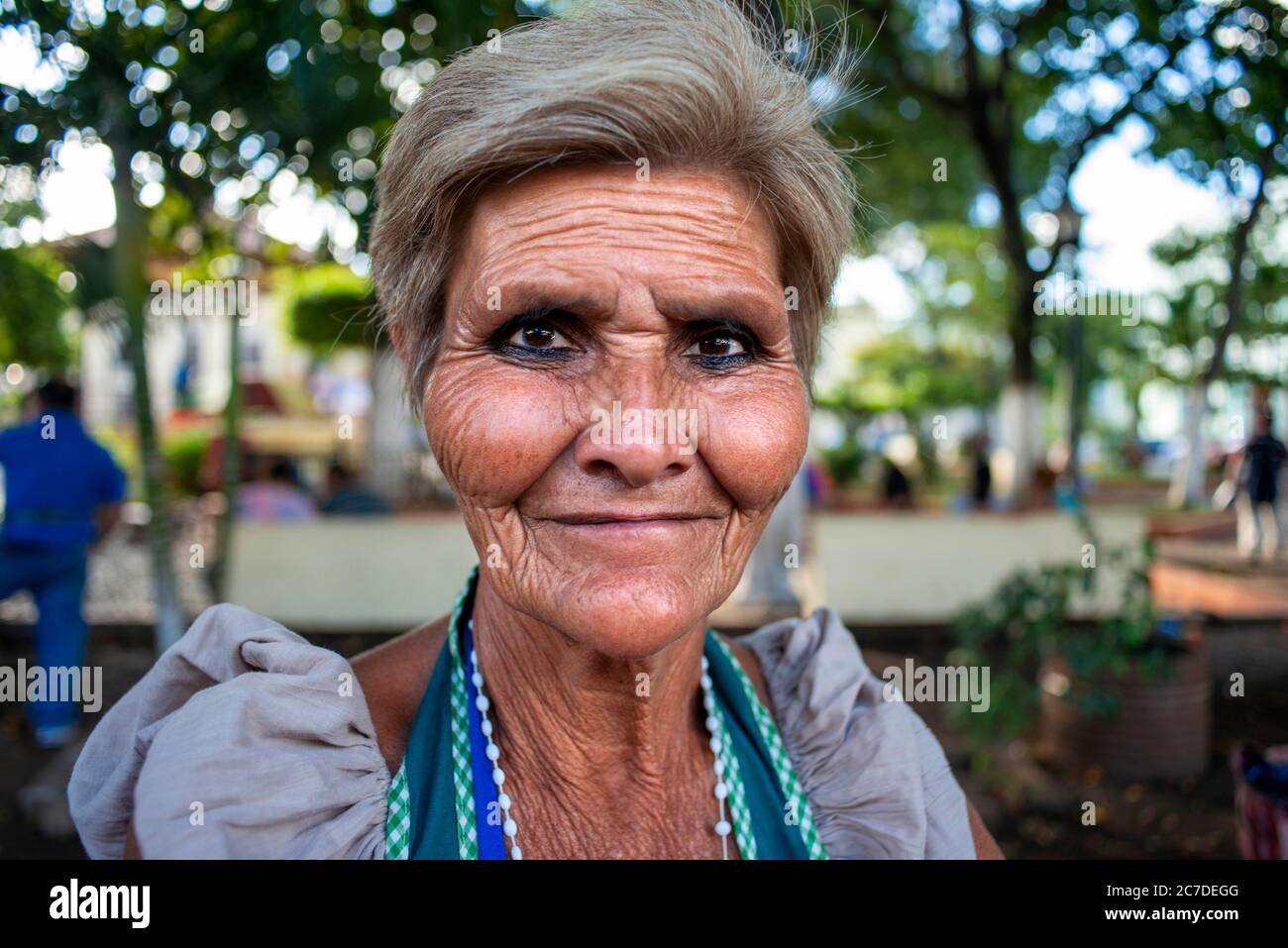 Alte Frau im Libertad Park in Santa Ana Department von Santa Ana El Salvador Mittelamerika. Stockfoto