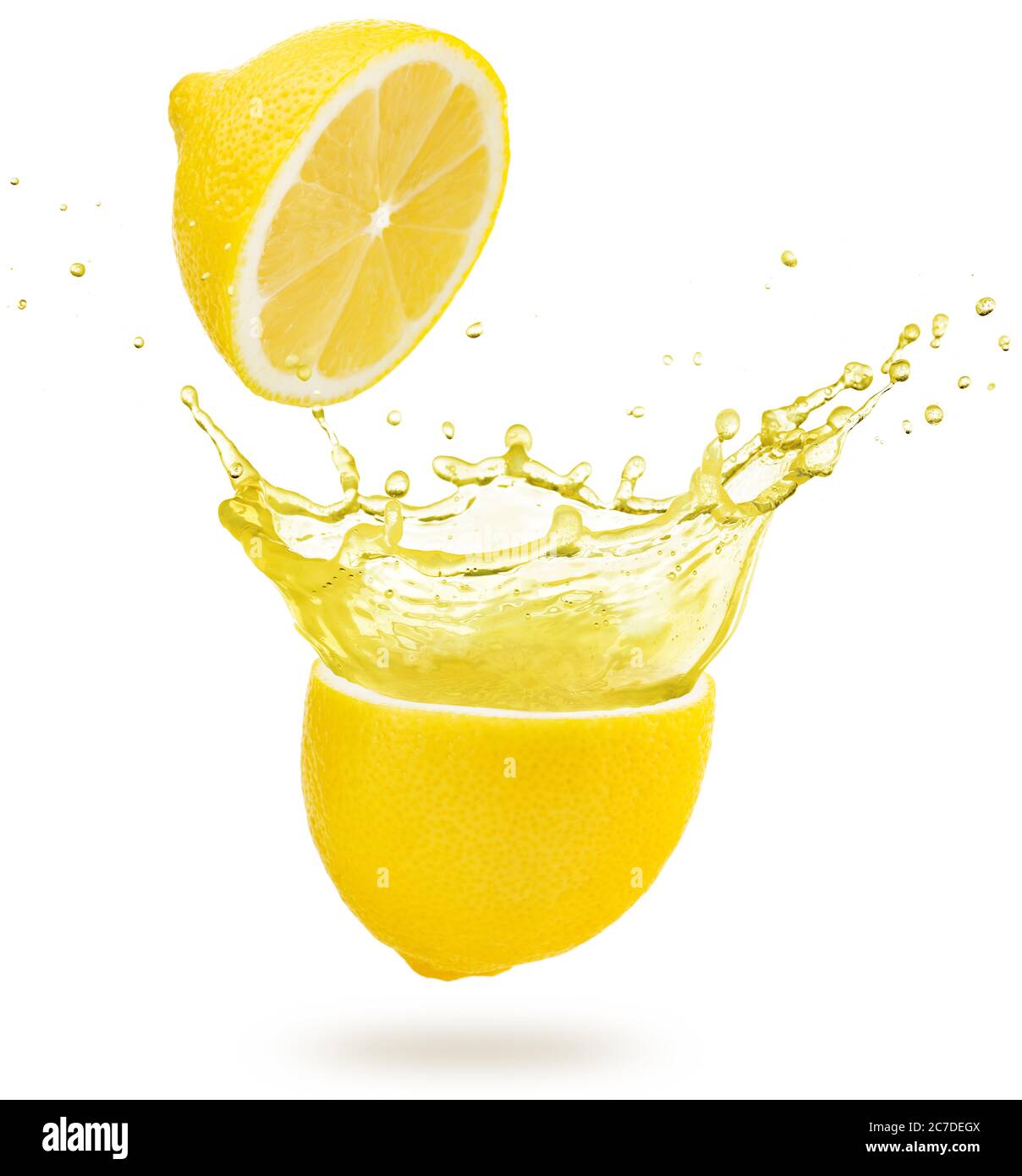 Gelber Saft explodiert aus einer Zitrone isoliert auf weißem Hintergrund Stockfoto