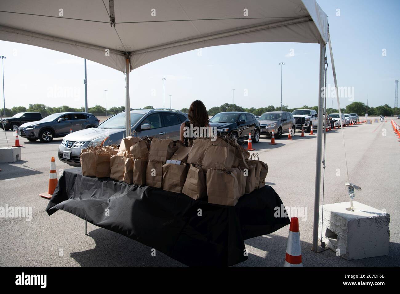 Dallas, Texas, USA. Juli 2020. Fast 45,000 Flaschen Handdesinfektionsmittel wurden in Dallas von Tito's Handmade Vodka gespendet, einem in Texas ansässigen Spirituosenunternehmen, das im März mit der Herstellung von Handdesinfektionsmitteln begann, um die Versorgung mit Desinfektionsmitteln während der Coronavirus-Pandemie zu erhöhen.Tito's hatte zuvor Handdesinfektionsmittel an Menschen in Pflegeheimen gespendet. Lebensmittelbanken und Krankenhäuser in mindestens 30 Bundesstaaten.Tito's hatte sich ursprünglich verpflichtet, 24 Tonnen Handdesinfektionsmittel zu machen, als Texans im März zum ersten Mal einen Mangel sahen. Diese Zahl hat sich auf mehr als 325 Tonnen Handdesinfektionsmittel erhöht. (Bild: © A Stockfoto