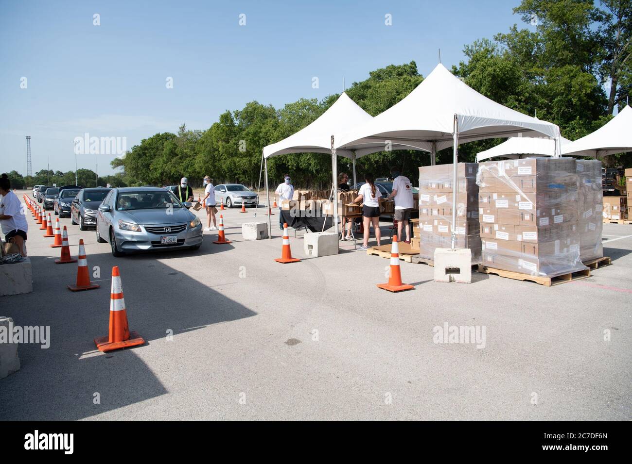 Dallas, Texas, USA. Juli 2020. Fast 45,000 Flaschen Handdesinfektionsmittel wurden in Dallas von Tito's Handmade Vodka gespendet, einem in Texas ansässigen Spirituosenunternehmen, das im März mit der Herstellung von Handdesinfektionsmitteln begann, um die Versorgung mit Desinfektionsmitteln während der Coronavirus-Pandemie zu erhöhen.Tito's hatte zuvor Handdesinfektionsmittel an Menschen in Pflegeheimen gespendet. Lebensmittelbanken und Krankenhäuser in mindestens 30 Bundesstaaten.Tito's hatte sich ursprünglich verpflichtet, 24 Tonnen Handdesinfektionsmittel zu machen, als Texans im März zum ersten Mal einen Mangel sahen. Diese Zahl hat sich auf mehr als 325 Tonnen Handdesinfektionsmittel erhöht. (Bild: © A Stockfoto