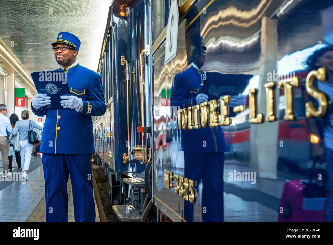 Mitarbeiter des Belmond Venice Simplon Orient Express Luxuszug stoppte am Bahnhof Venezia Santa Lucia der Hauptbahnhof in Venedig Italien. Stockfoto