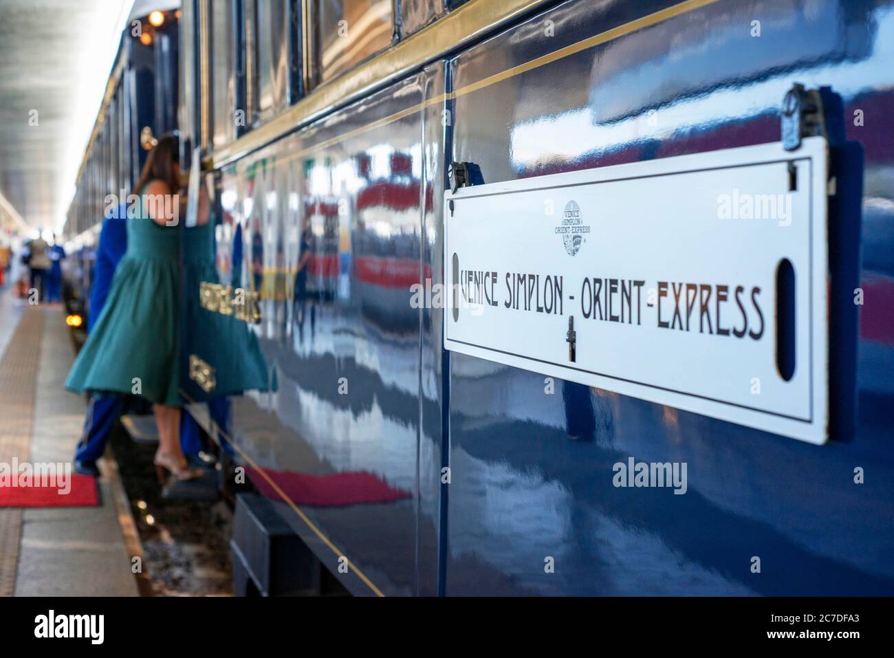 Passagiere des Luxuszuges Belmond Venice Simplon Orient Express stoppten am Bahnhof Venezia Santa Lucia, dem Hauptbahnhof in Venedig I Stockfoto