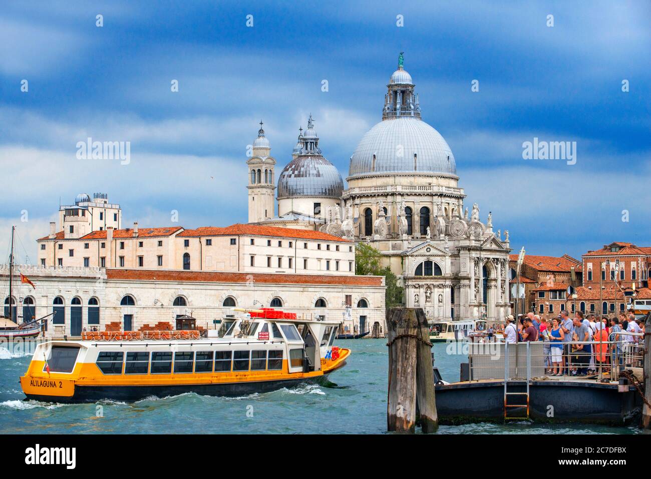 Vaporettos Gondolas, mit Touristen, auf der San Marco Gondelhaltestelle neben der Basilika Santa Maria della Salud, Venedig, UNESCO, Venetien, Italien, Euro Stockfoto