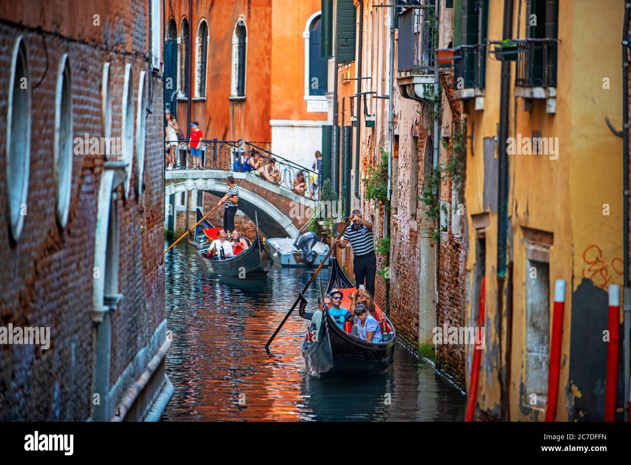 Gondoliere in kleinen Kanälen. Gondeln, mit Touristen, auf dem Canal Grande, Venedig, UNESCO, Venetien, Italien, Europa Stockfoto
