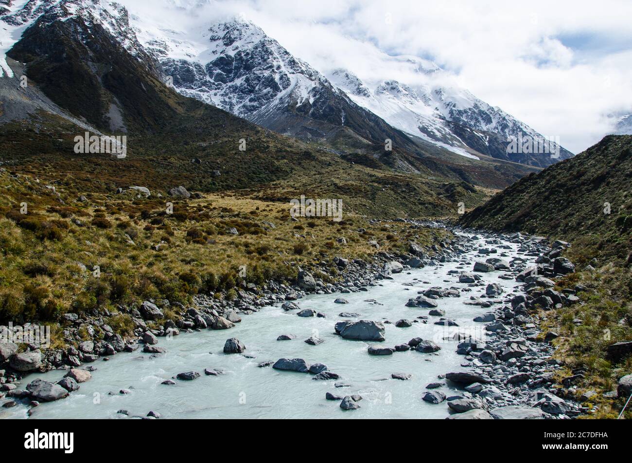 Hooker River mit schneebedeckten Bergen auf Hooker Valley Track, South Island, Neuseeland Stockfoto