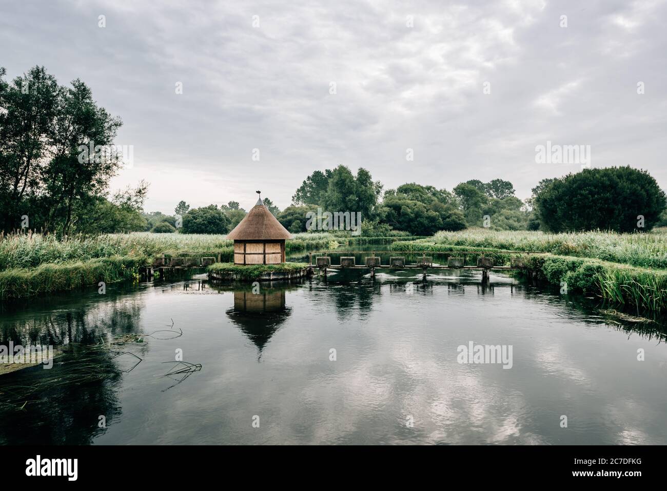 Aalfallen und eine kleine reetgedeckte Fischerhütte am Fluss Test, in der Nähe von Longstock Village, Hampshire (Hants), England, Großbritannien Stockfoto