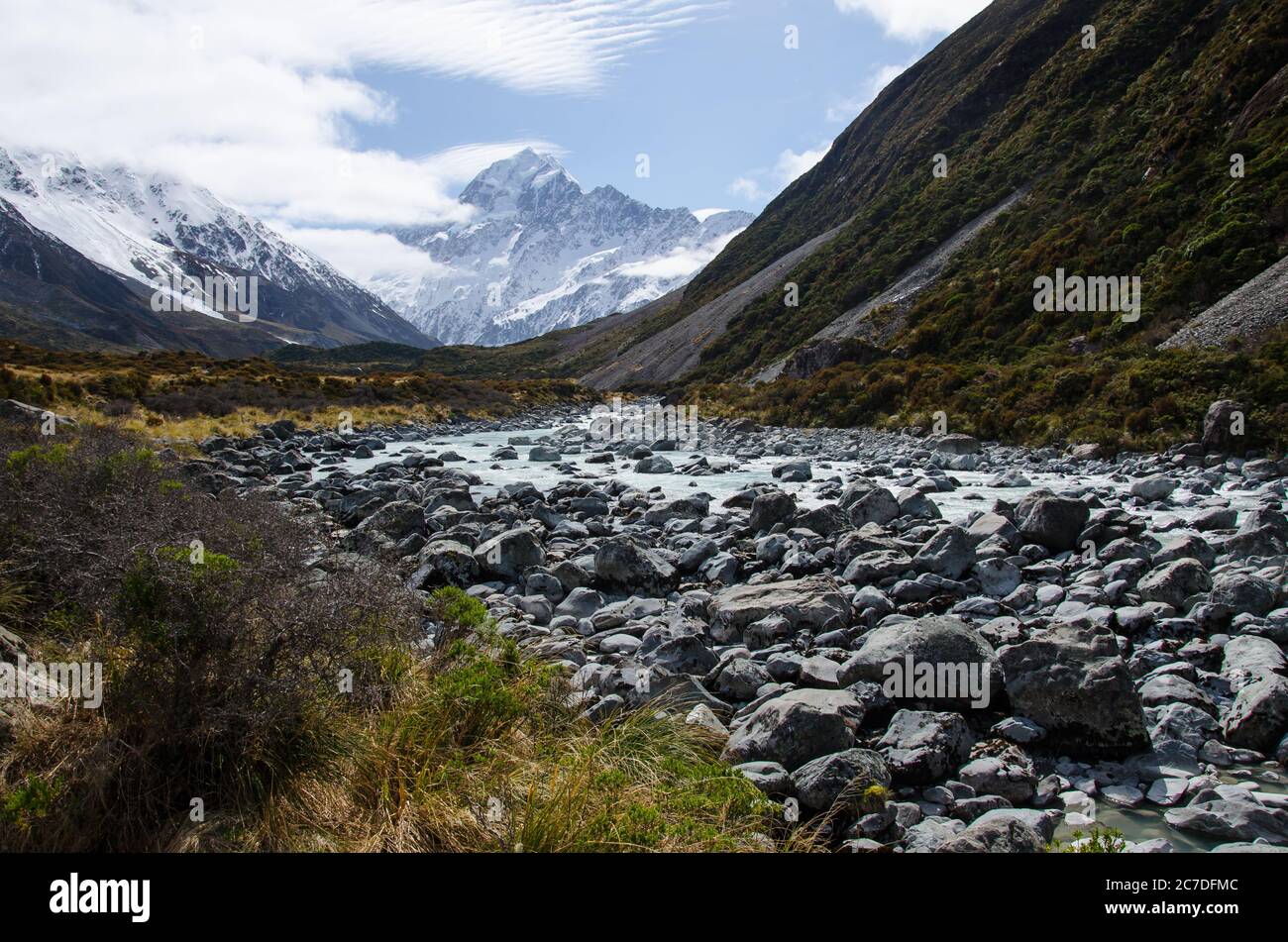 Hooker River mit schneebedeckten Bergen auf Hooker Valley Track, South Island, Neuseeland Stockfoto