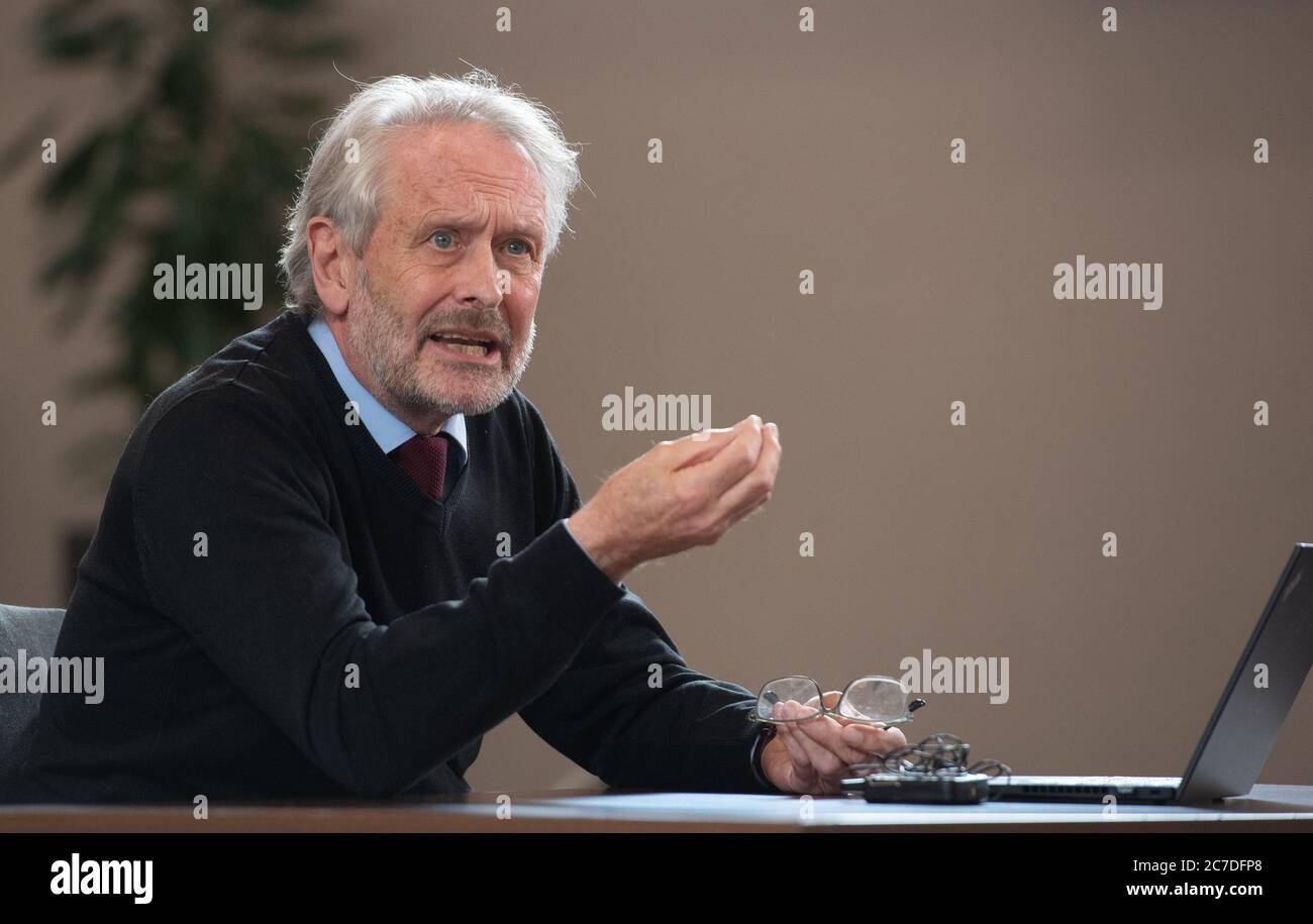 Der Bürgermeister von Leicester Sir Peter Soulsby reagiert, als er aus der Ferne ein Coronavirus-Update von Gesundheitsminister Matt Hancock im Rathaus in Leicester beobachtet, wo seit Juni 29 lokalisierte Einschränkungen für die Sperrung des Coronavirus gelten. Mit nicht-wichtigen Geschäften bestellt zu schließen und die Leute drängten, nicht in die oder aus der Gegend zu reisen. Stockfoto