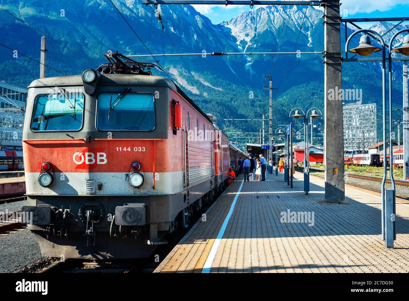 Passagiere des Belmond Venice Simplon Orient Express Luxuszug stoppte am Hauptbahnhof Innsbruck Bahnhof Hauptbahnhof die Central Railway St Stockfoto