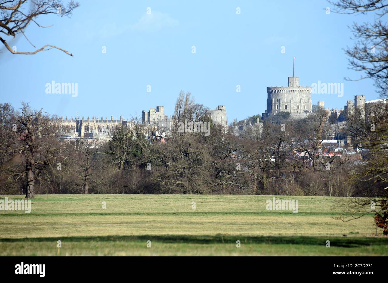 Windsor Castle sticht in diesem vor einem blauen Himmel hervor Foto aufgenommen an einem hellen Wintertag in Berkshire Stockfoto