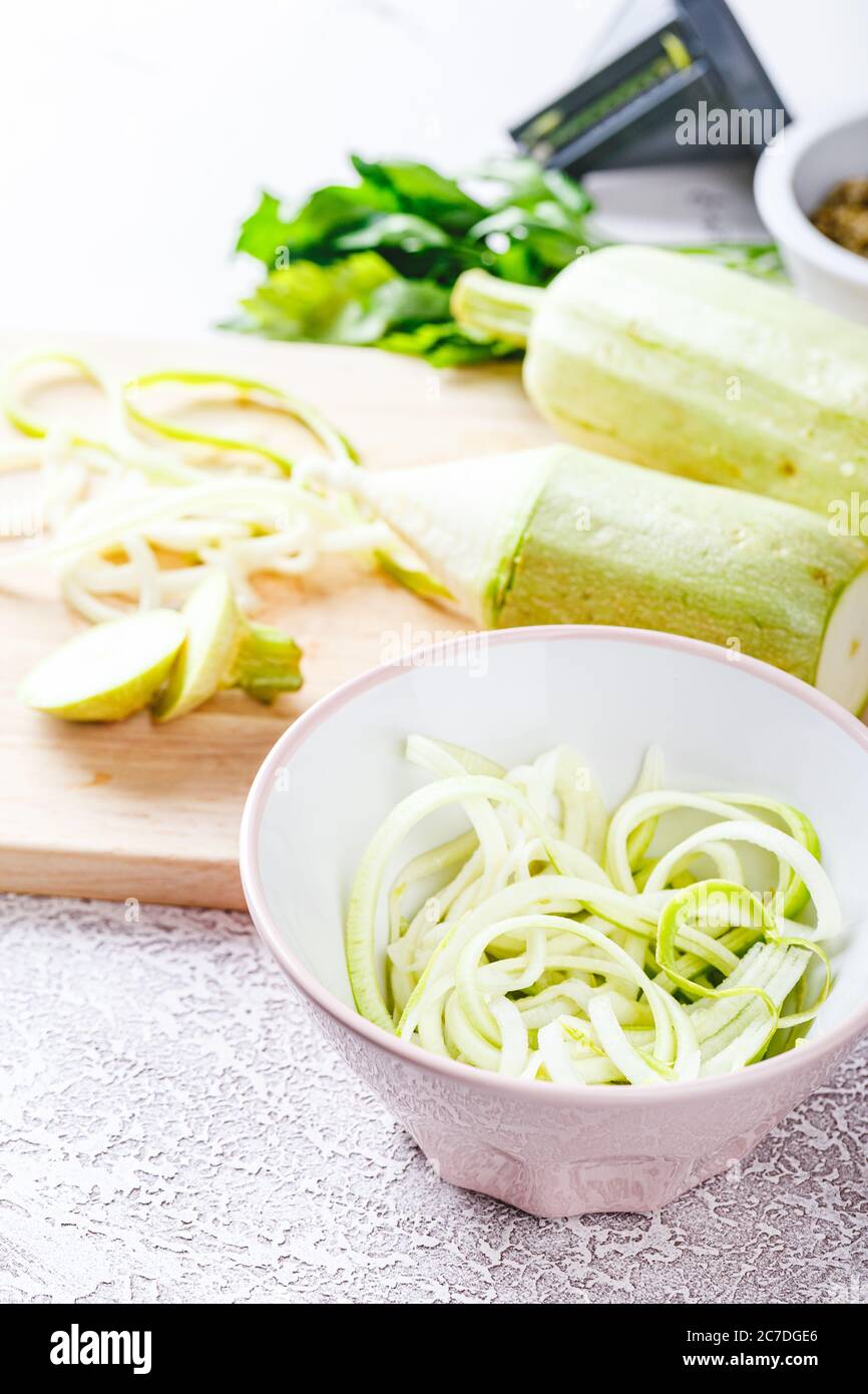 Zucchini vegane Pasta und Zucchini auf Holzschneidebrett. Vegetarisch gesunde Lebensmittel Stockfoto