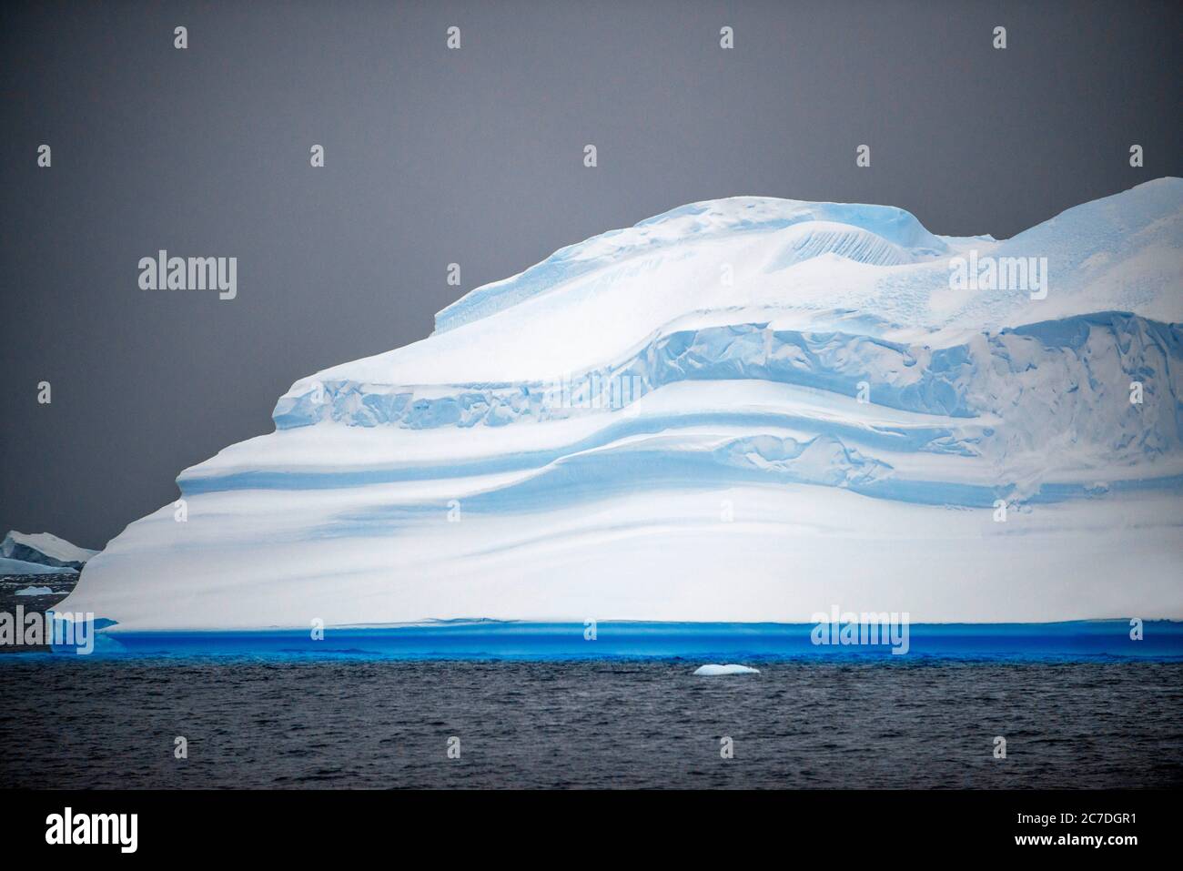 Großer Eisberg und launischer Himmel Portal Point Antarktische Halbinsel Antarktis. Der RCGS Resolute One Ocean Navigator, ein 5-Sterne-polarer, eisverstärkter exped Stockfoto