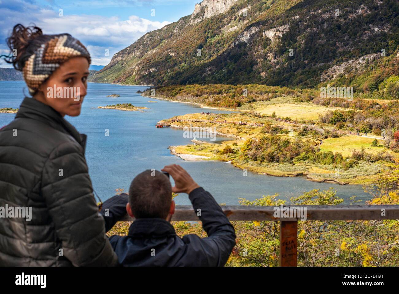 Aussichtspunkt und Wanderweg der Insel, Paseo de la isla entlang des Flusses Lapataia im Tierra del Fuego Nationalpark, Patagonien, Argentinien Stockfoto