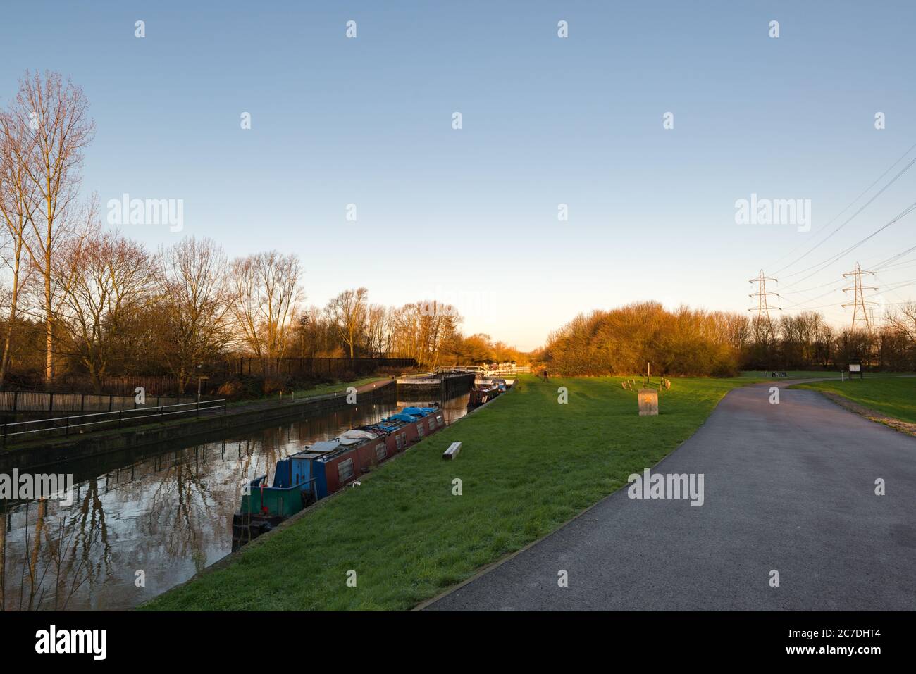 Waltham Town Lock am Fluss Lee am Rande des Lee Valley Country Park an der Grenze zwischen Essex und Hertfordshire in England, Großbritannien Stockfoto