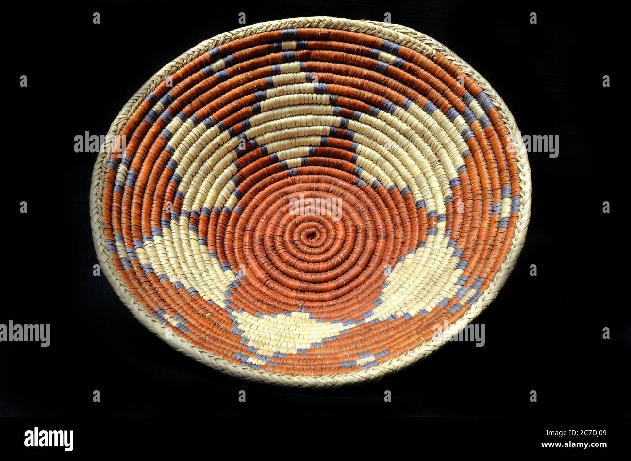 Indianischer Korb mit Rost- und Tan-Farben und einem Sternmuster  Stockfotografie - Alamy