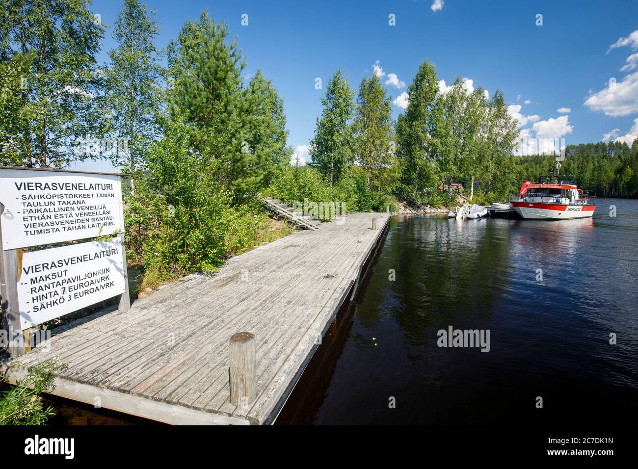 Binnensee Suche und Rettung (SAR) Boot und RIB vertäut Pier am See Iisvesi im Sommer . Gäste Dock Schild , Preise und Anweisungen , Finnland Stockfoto