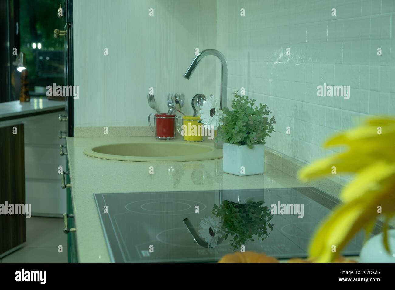 Spülbecken und Gemüse. Neue moderne Küche Interieur Stockfoto