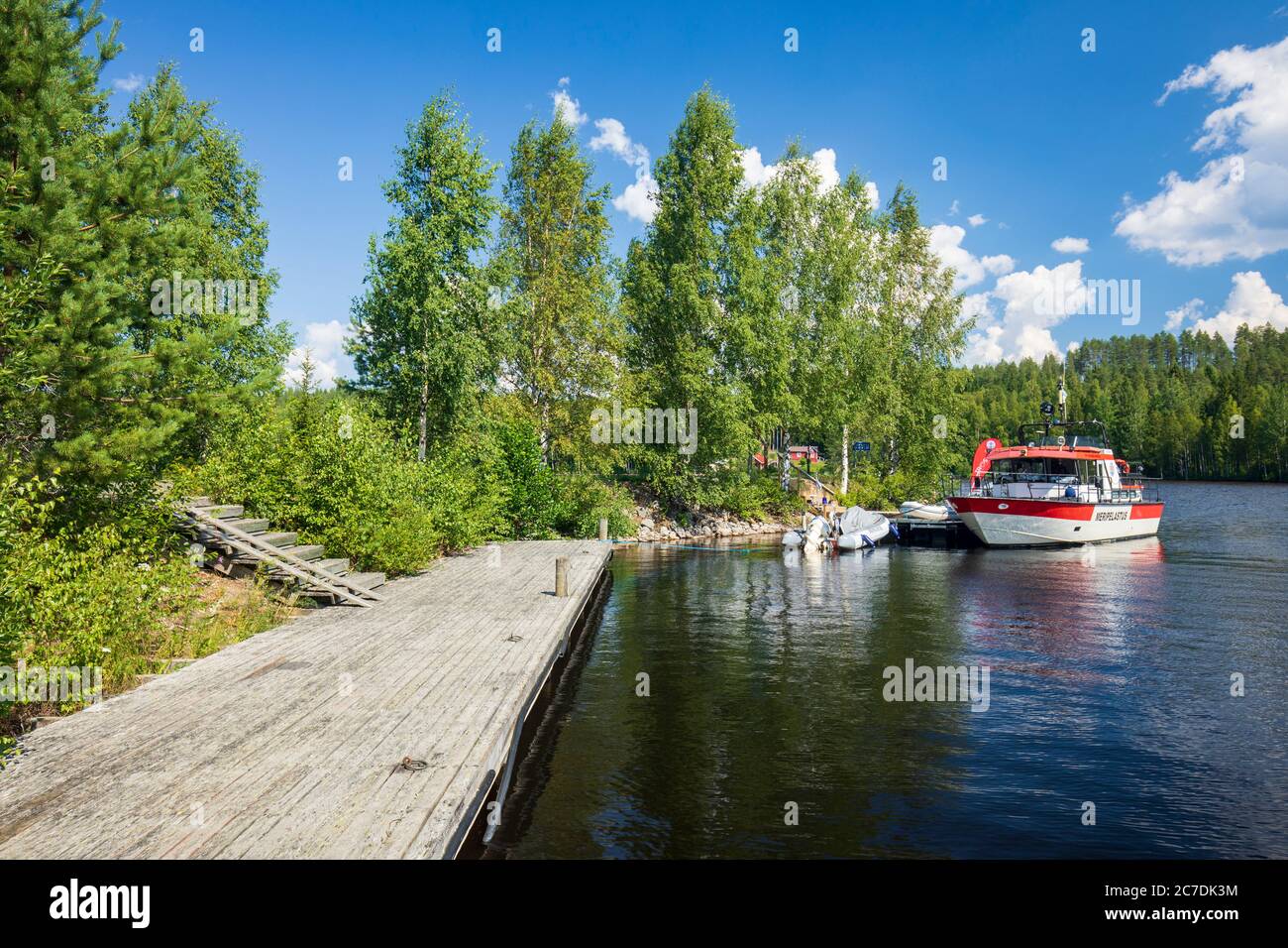 Binnensee-Suche und Rettung ( SAR ) Boot und RIB vertäut, um Pier am See Iisvesi bei Iiisveden venesatama im Sommer , Finnland Stockfoto