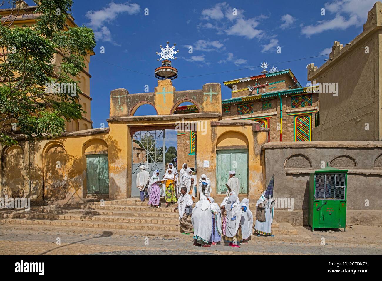 Die in Weiß gekleideten Kirchenbesucher verlassen die Arabtu Enssa Kirche / Arbatu Enssa Kirche in Axum / Aksum, Maekelay Zone, Tigray Region, Äthiopien Stockfoto