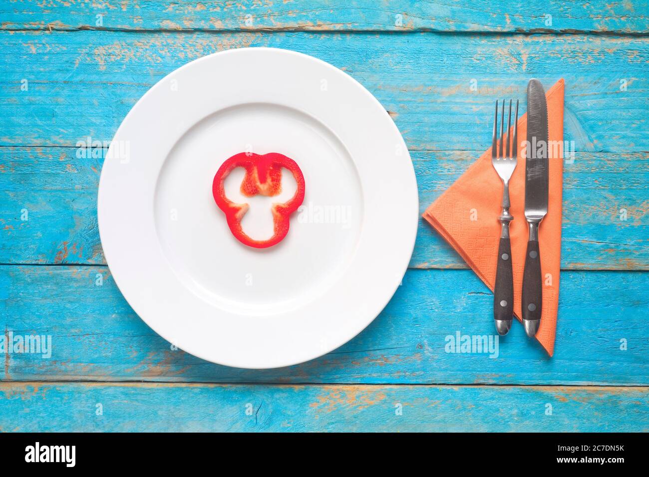 Scheibe Paprika auf einem Teller, Diät, gesunde Ernährung Konzept. Stockfoto