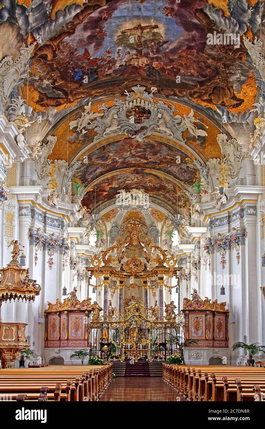 St. Paulin Basili; Hauptaltar, kunstvoll bemalte Decke, Rokoko, bunt, Fresken, verzierte Säulen, Schnitzereien, Bögen, Bänke, 1753; katholisch, religiös Stockfoto