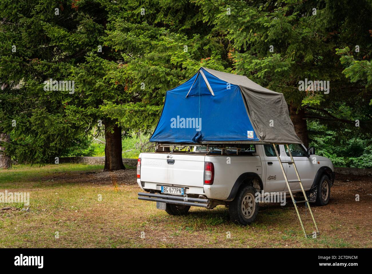 Auto-Camping-Zelt auf dem Dach eines Nissan SUV in den Bergen  Stockfotografie - Alamy