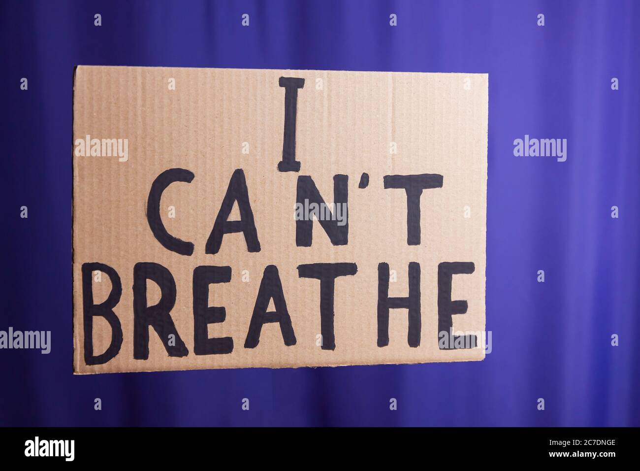 Ich kann nicht atmen. SMS für Protestaktion. Schluss mit Gewalt. Inschrift 'Ich kann nicht atmen' auf Karton. Black lives Matter Konzept auf einem blauen Unschärfe Stockfoto