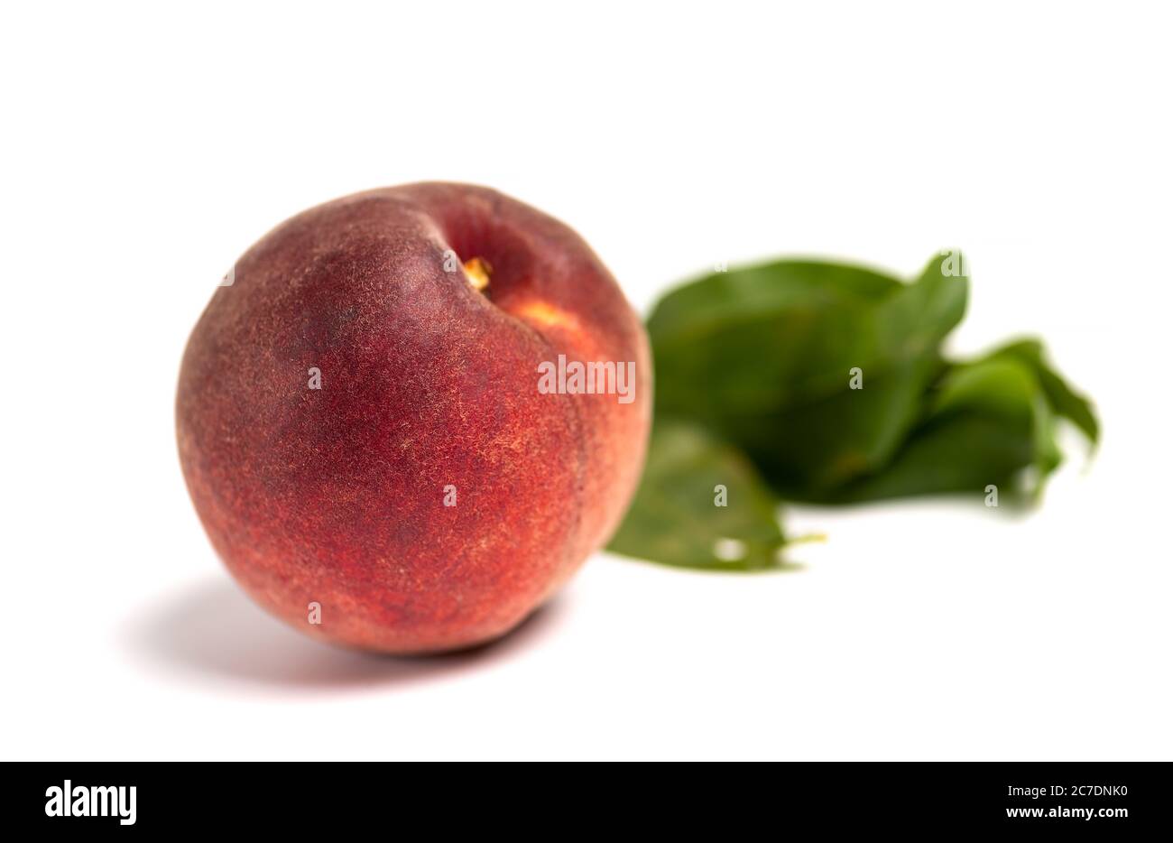 Reife Pfirsichfrucht auf weißem Hintergrund isoliert Stockfoto