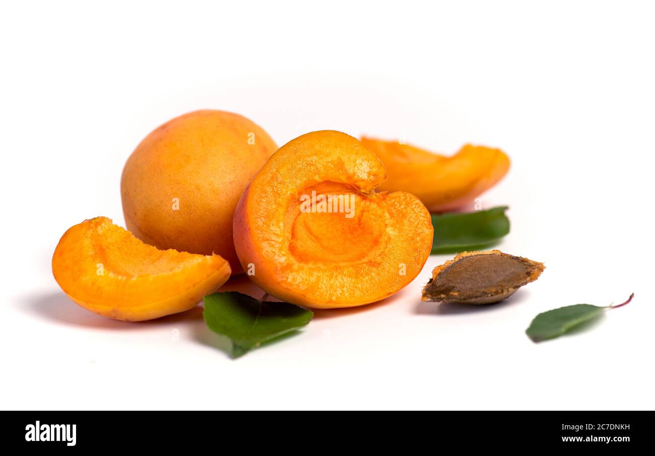 Frische Aprikosenfrucht isoliert auf weißem Hintergrund Nahaufnahme Stockfoto