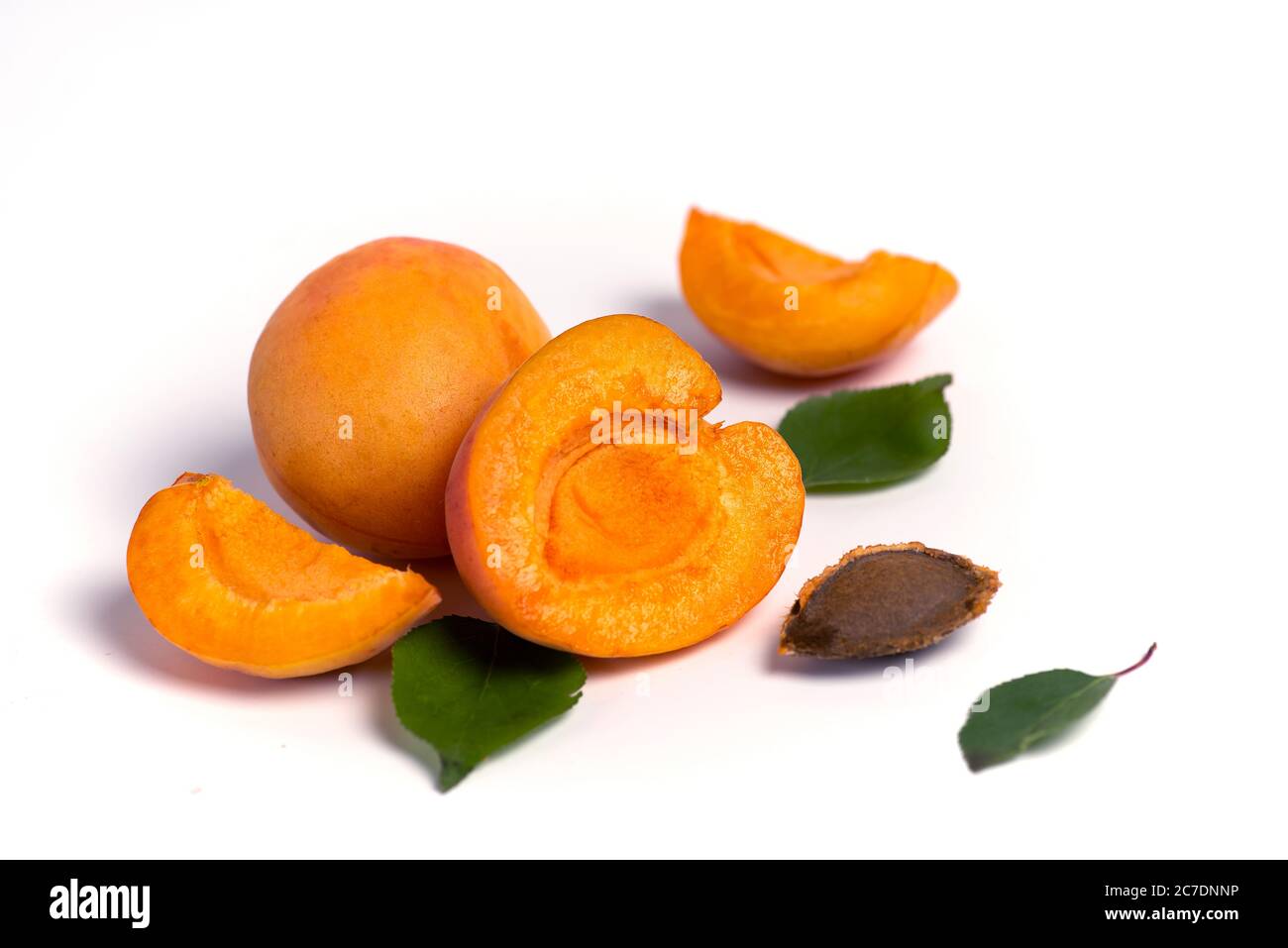 Frische Aprikosenfrucht isoliert auf weißem Hintergrund Nahaufnahme Stockfoto