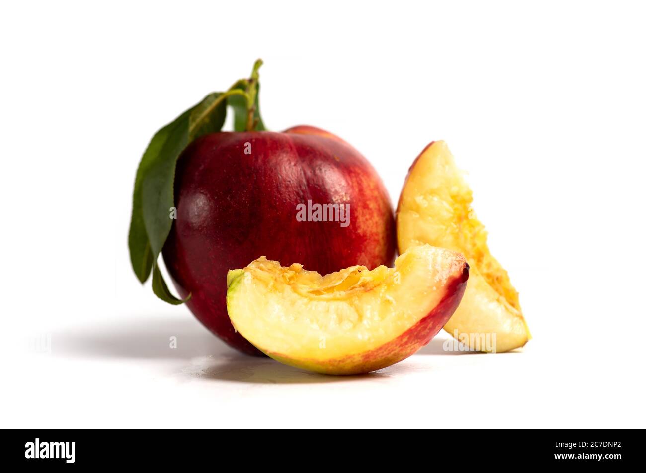 Frische Nectarine Pfirsich Frucht auf weißem Hintergrund isoliert Stockfoto