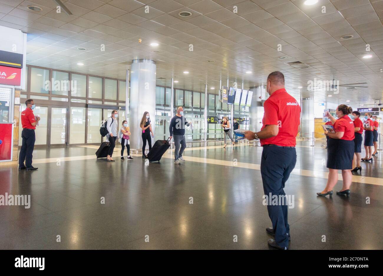 Gran Canaria, Kanarische Inseln, Spanien. Juli 2020. Britische Touristen kommen am Flughafen Gran Canaria an, da Jet2 die Pauschalreisen und Flüge mit fünf Flügen fortsetzt, die heute aus Großbritannien nach Gran Canaria gelangen. 2019 flog Jet2 1.5 Millionen Touristen von Großbritannien auf die Kanarischen Inseln. Die Einheimischen sind sehr an der Rückkehr der Touristen interessiert, da rund 40% der Kanarischen Inseln aufgrund ihrer Beschäftigung vom Tourismus abhängig sind. Quelle: Alan Dawson/Alamy Live News. Stockfoto