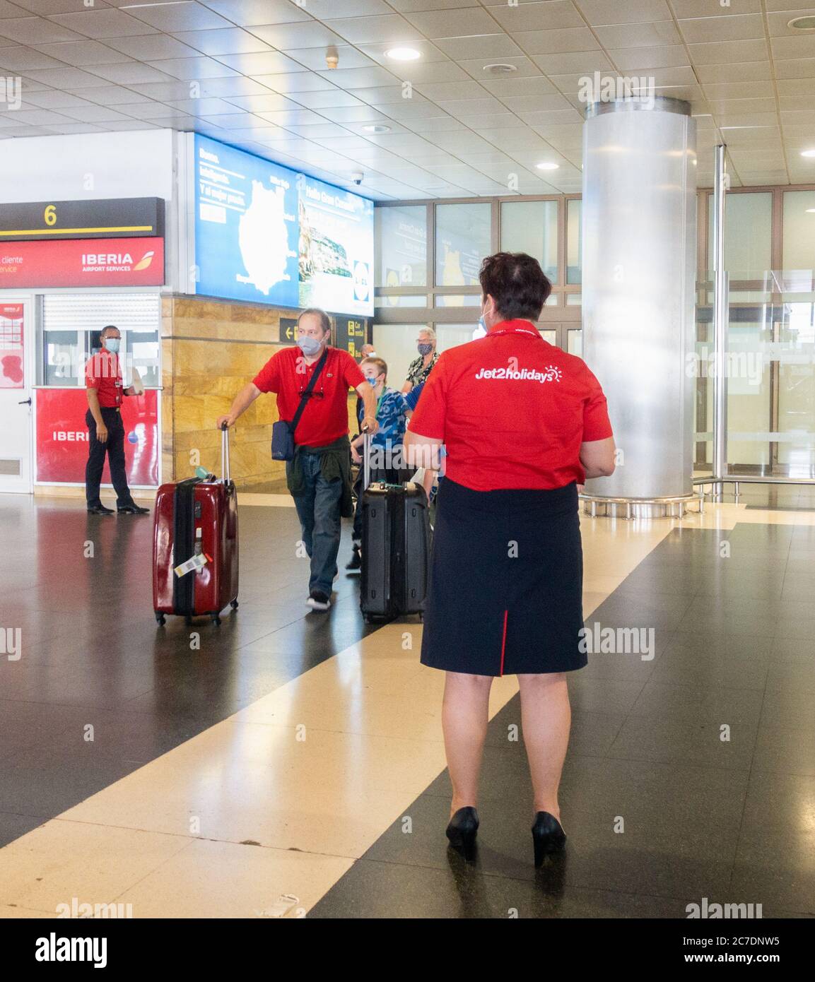 Gran Canaria, Kanarische Inseln, Spanien. Juli 2020. Britische Touristen kommen am Flughafen Gran Canaria an, da Jet2 die Pauschalreisen und Flüge mit fünf Flügen fortsetzt, die heute aus Großbritannien nach Gran Canaria gelangen. 2019 flog Jet2 1.5 Millionen Touristen von Großbritannien auf die Kanarischen Inseln. Die Einheimischen sind sehr an der Rückkehr der Touristen interessiert, da rund 40% der Kanarischen Inseln aufgrund ihrer Beschäftigung vom Tourismus abhängig sind. Quelle: Alan Dawson/Alamy Live News. Stockfoto