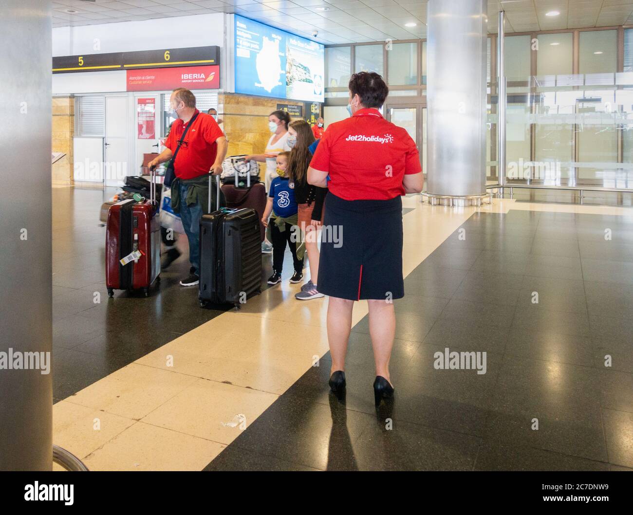 Gran Canaria, Kanarische Inseln, Spanien. Juli 2020. Britische Touristen kommen am Flughafen Gran Canaria an, da Jet2 die Pauschalreisen und Flüge mit fünf Flügen fortsetzt, die heute aus Großbritannien nach Gran Canaria gelangen. 2019 flog Jet2 1.5 Millionen Touristen von Großbritannien auf die Kanarischen Inseln. Die Einheimischen sind sehr an der Rückkehr der Touristen interessiert, da rund 40% der Kanarischen Inseln aufgrund ihrer Beschäftigung vom Tourismus abhängig sind. Quelle: Alan Dawson/Alamy Live News. Stockfoto