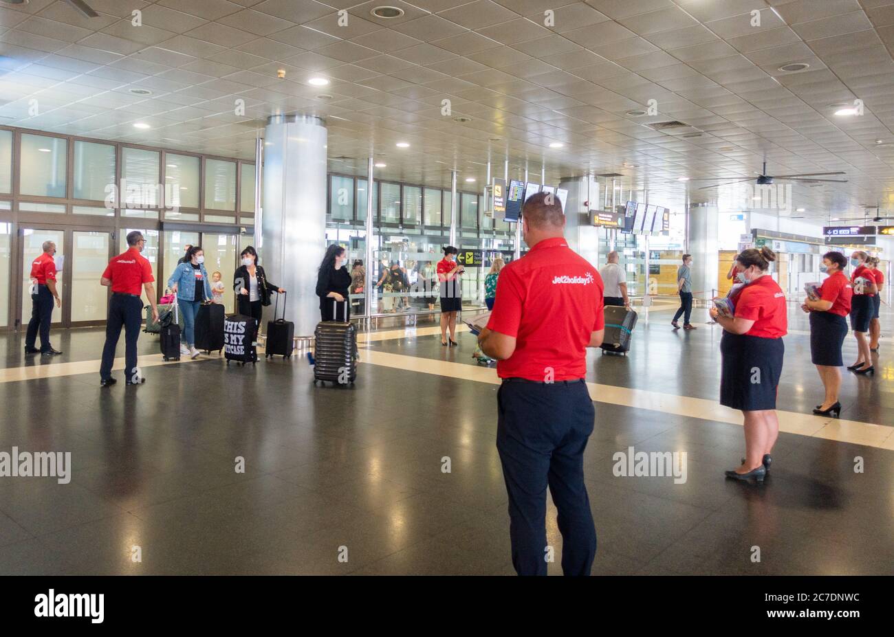 Gran Canaria, Kanarische Inseln, Spanien. 16. Juli 2020.Britische Touristen kommen am Flughafen Gran Canaria an, da Jet2 die Pauschalreisen und Flüge mit fünf Flügen fortsetzt, die heute aus Großbritannien nach Gran Canaria fliegen. 2019 flog Jet2 1.5 Millionen Touristen von Großbritannien auf die Kanarischen Inseln. Die Einheimischen sind sehr an der Rückkehr der Touristen interessiert, da rund 40% der Kanarischen Inseln aufgrund ihrer Beschäftigung vom Tourismus abhängig sind. Quelle: Alan Dawson/Alamy Live News. Stockfoto