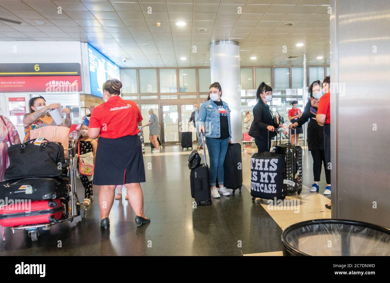 Gran Canaria, Kanarische Inseln, Spanien. Juli 2020. Britische Touristen kommen am Flughafen Gran Canaria an, da Jet2 die Pauschalreisen und Flüge mit fünf Flügen fortsetzt, die heute aus Großbritannien nach Gran Canaria gelangen. 2019 flog Jet2 1.5 Millionen Touristen von Großbritannien auf die Kanarischen Inseln. Die Einheimischen sind sehr an der Rückkehr der Touristen interessiert, da rund 40% der Kanarischen Inseln aufgrund ihrer Beschäftigung vom Tourismus abhängig sind. Quelle: Alan Dawson/Alamy Live News. Stockfoto