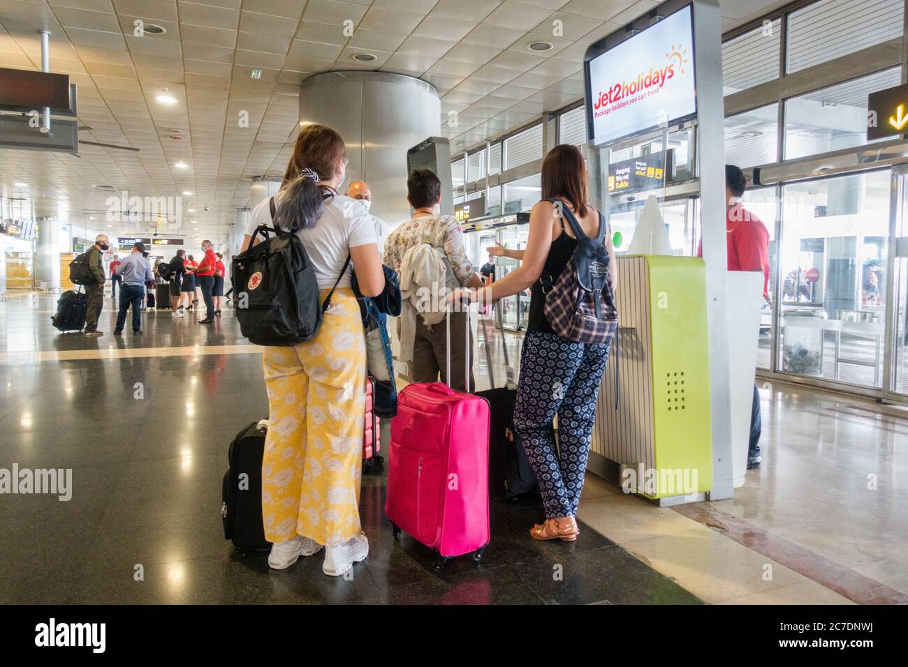 Gran Canaria, Kanarische Inseln, Spanien. Juli 2020. Britische Touristen kommen am Flughafen Gran Canaria an, da Jet2 die Pauschalreisen und Flüge mit fünf Flügen fortsetzt, die heute aus Großbritannien nach Gran Canaria gelangen. 2019 flog Jet2 1.5 Millionen Touristen von Großbritannien auf die Kanarischen Inseln. Die Einheimischen sind sehr an der Rückkehr der Touristen interessiert, da rund 40% der Kanarischen Inseln aufgrund ihrer Beschäftigung vom Tourismus abhängig sind. Quelle: Alan Dawson/Alamy Live News. Stockfoto
