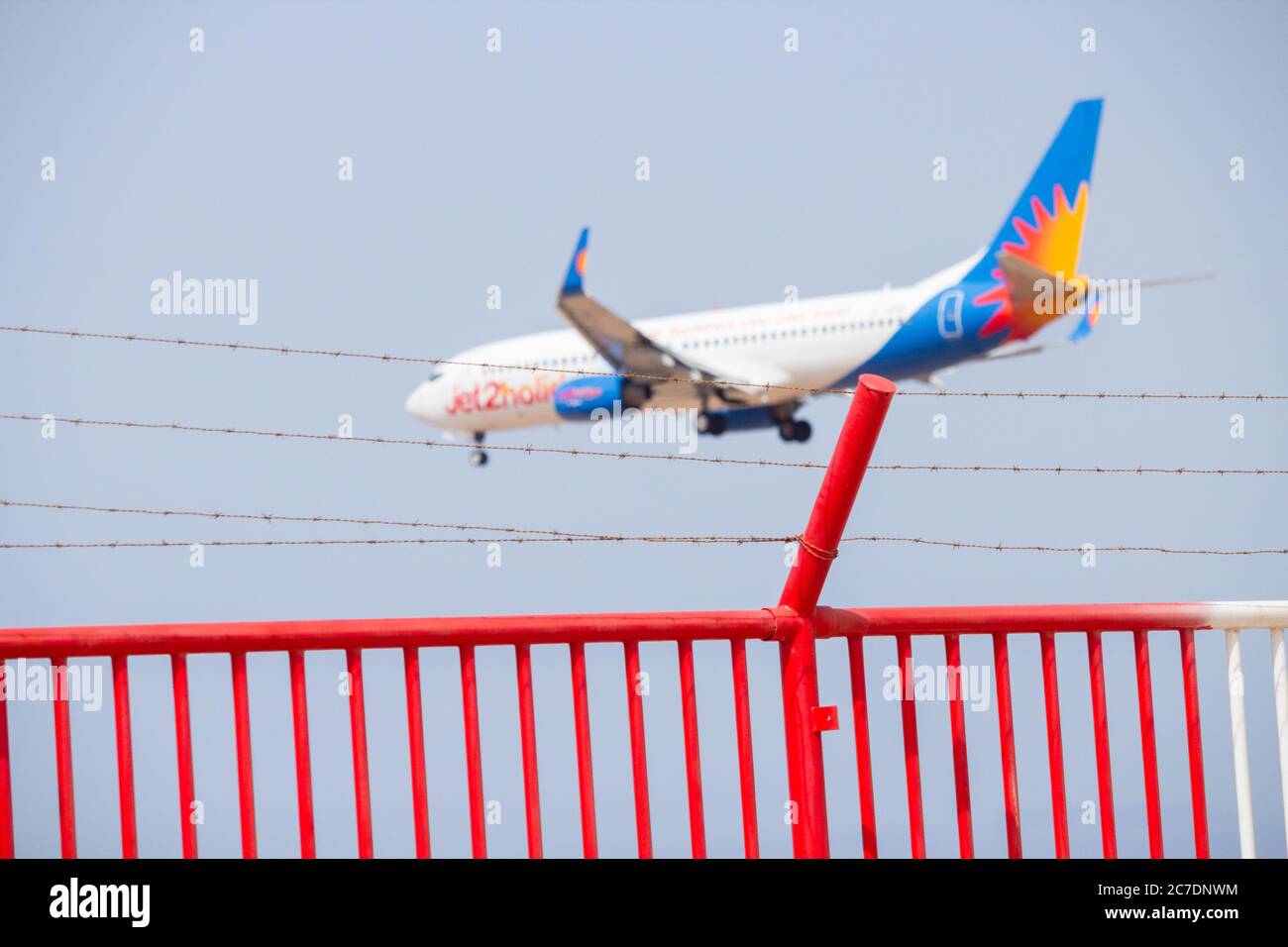Gran Canaria, Kanarische Inseln, Spanien. Juli 2020. Die ersten Jet2-Flüge seit märz landen am Flughafen Gran Canaria, da Jet2 mit fünf Flügen, die heute aus Großbritannien nach Gran Canaria fliegen, wieder Pauschalreisen und Flüge aufnimmt. 2019 flog Jet2 1.5 Millionen Touristen von Großbritannien auf die Kanarischen Inseln. Die Einheimischen sind sehr an der Rückkehr der Touristen interessiert, da rund 40% der Kanarischen Inseln aufgrund ihrer Beschäftigung vom Tourismus abhängig sind. Quelle: Alan Dawson/Alamy Live News. Stockfoto