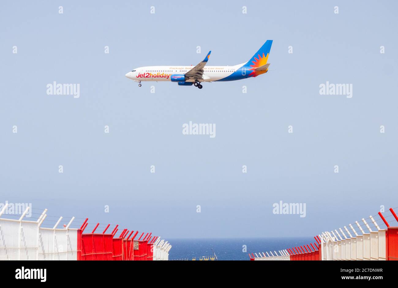 Gran Canaria, Kanarische Inseln, Spanien. Juli 2020. Die ersten Jet2-Flüge seit märz landen am Flughafen Gran Canaria, da Jet2 mit fünf Flügen, die heute aus Großbritannien nach Gran Canaria fliegen, wieder Pauschalreisen und Flüge aufnimmt. 2019 flog Jet2 1.5 Millionen Touristen von Großbritannien auf die Kanarischen Inseln. Die Einheimischen sind sehr an der Rückkehr der Touristen interessiert, da rund 40% der Kanarischen Inseln aufgrund ihrer Beschäftigung vom Tourismus abhängig sind. Quelle: Alan Dawson/Alamy Live News. Stockfoto