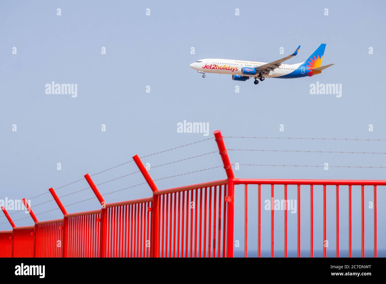 Gran Canaria, Kanarische Inseln, Spanien. Juli 2020. Die ersten Jet2-Flüge seit märz landen am Flughafen Gran Canaria, da Jet2 mit fünf Flügen, die heute aus Großbritannien nach Gran Canaria fliegen, wieder Pauschalreisen und Flüge aufnimmt. 2019 flog Jet2 1.5 Millionen Touristen von Großbritannien auf die Kanarischen Inseln. Die Einheimischen sind sehr an der Rückkehr der Touristen interessiert, da rund 40% der Kanarischen Inseln aufgrund ihrer Beschäftigung vom Tourismus abhängig sind. Quelle: Alan Dawson/Alamy Live News. Stockfoto