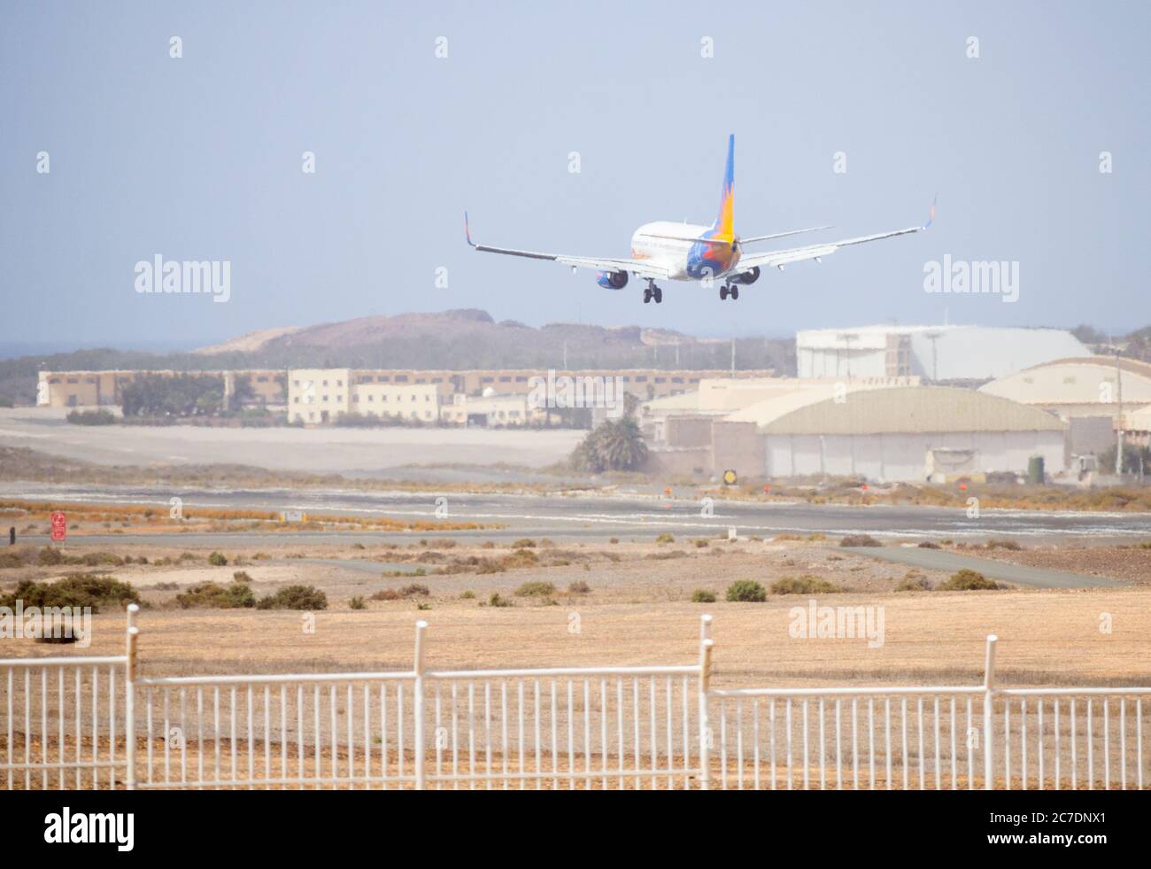 Gran Canaria, Kanarische Inseln, Spanien. Juli 2020. Die ersten Jet2-Flüge seit märz landen am Flughafen Gran Canaria, da Jet2 mit fünf Flügen, die heute aus Großbritannien nach Gran Canaria fliegen, wieder Pauschalreisen und Flüge aufnimmt. 2019 flog Jet2 1.5 Millionen Touristen von Großbritannien auf die Kanarischen Inseln. Die Einheimischen sind sehr an der Rückkehr der Touristen interessiert, da rund 40% der Kanarischen Inseln aufgrund ihrer Beschäftigung vom Tourismus abhängig sind. Quelle: Alan Dawson/Alamy Live News. Stockfoto