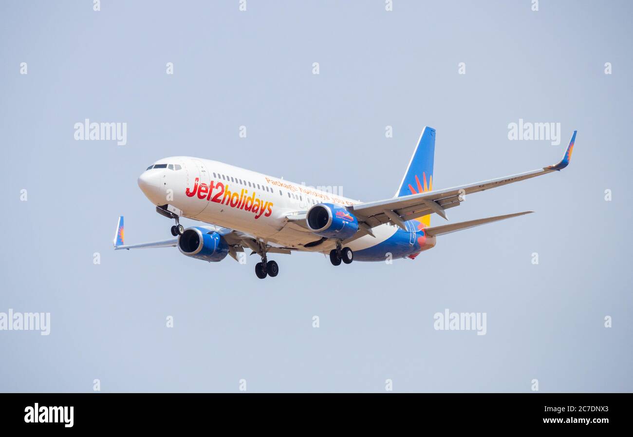 Gran Canaria, Kanarische Inseln, Spanien. Juli 2020. Die ersten Jet2-Flüge seit märz landen am Flughafen Gran Canaria, da Jet2 mit fünf Flügen, die heute aus Großbritannien nach Gran Canaria fliegen, wieder Pauschalreisen und Flüge aufnimmt. 2019 flog Jet2 1.5 Millionen Touristen von Großbritannien auf die Kanarischen Inseln. Die Einheimischen sind sehr an der Rückkehr der Touristen interessiert, da rund 40% der Kanarischen Inseln aufgrund ihrer Beschäftigung vom Tourismus abhängig sind. Quelle: Alan Dawson/Alamy Live News. Stockfoto