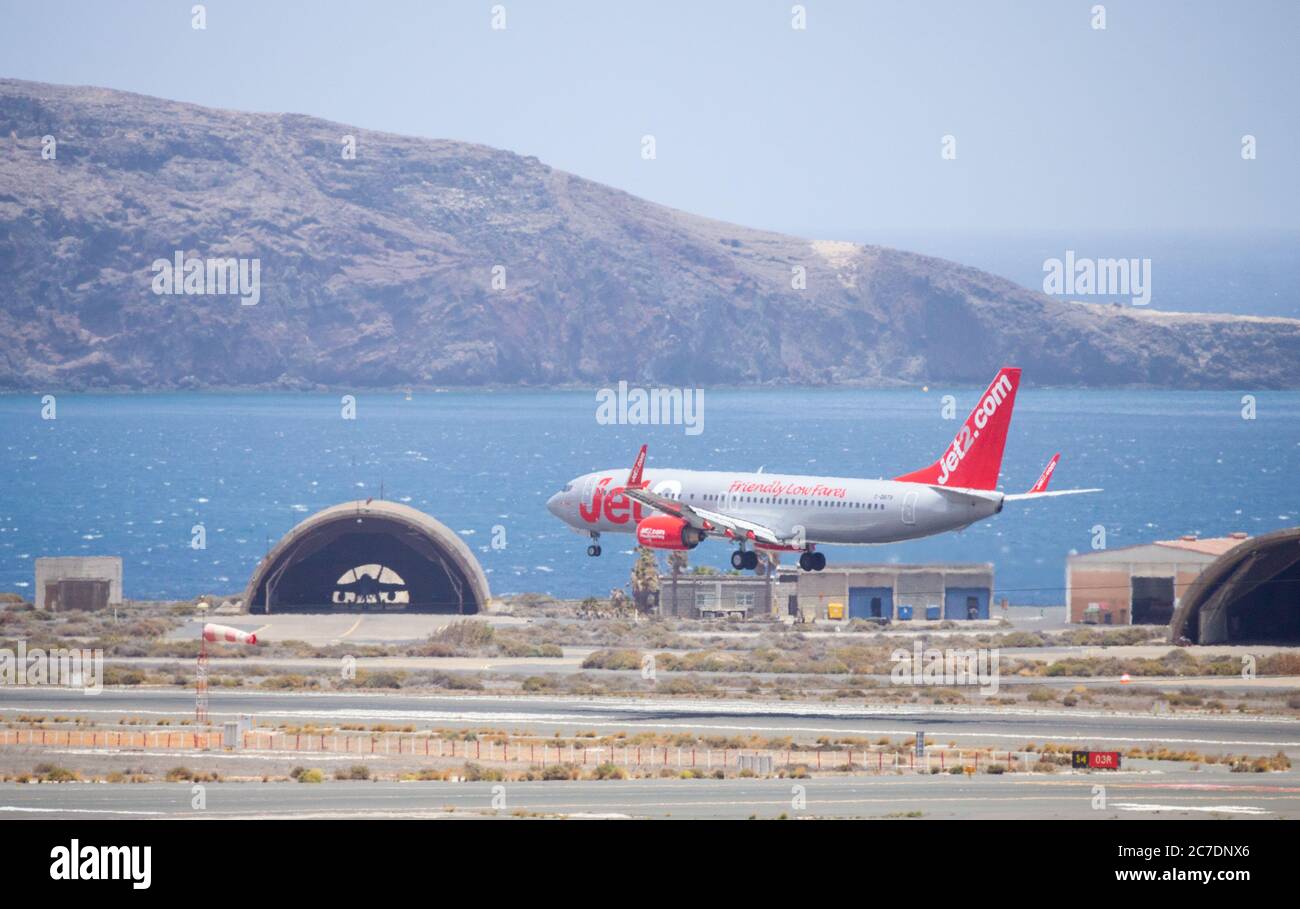 Gran Canaria, Kanarische Inseln, Spanien. Juli 2020. Der erste Jet2-Flug seit märz landet auf dem Flughafen Gran Canaria, da Jet2 die Pauschalreisen und Flüge mit fünf Flügen, die heute aus Großbritannien nach Gran Canaria fliegen, wieder aufnimmt. 2019 flog Jet2 1.5 Millionen Touristen von Großbritannien auf die Kanarischen Inseln. Die Einheimischen sind sehr an der Rückkehr der Touristen interessiert, da rund 40% der Kanarischen Inseln aufgrund ihrer Beschäftigung vom Tourismus abhängig sind. Quelle: Alan Dawson/Alamy Live News. Stockfoto